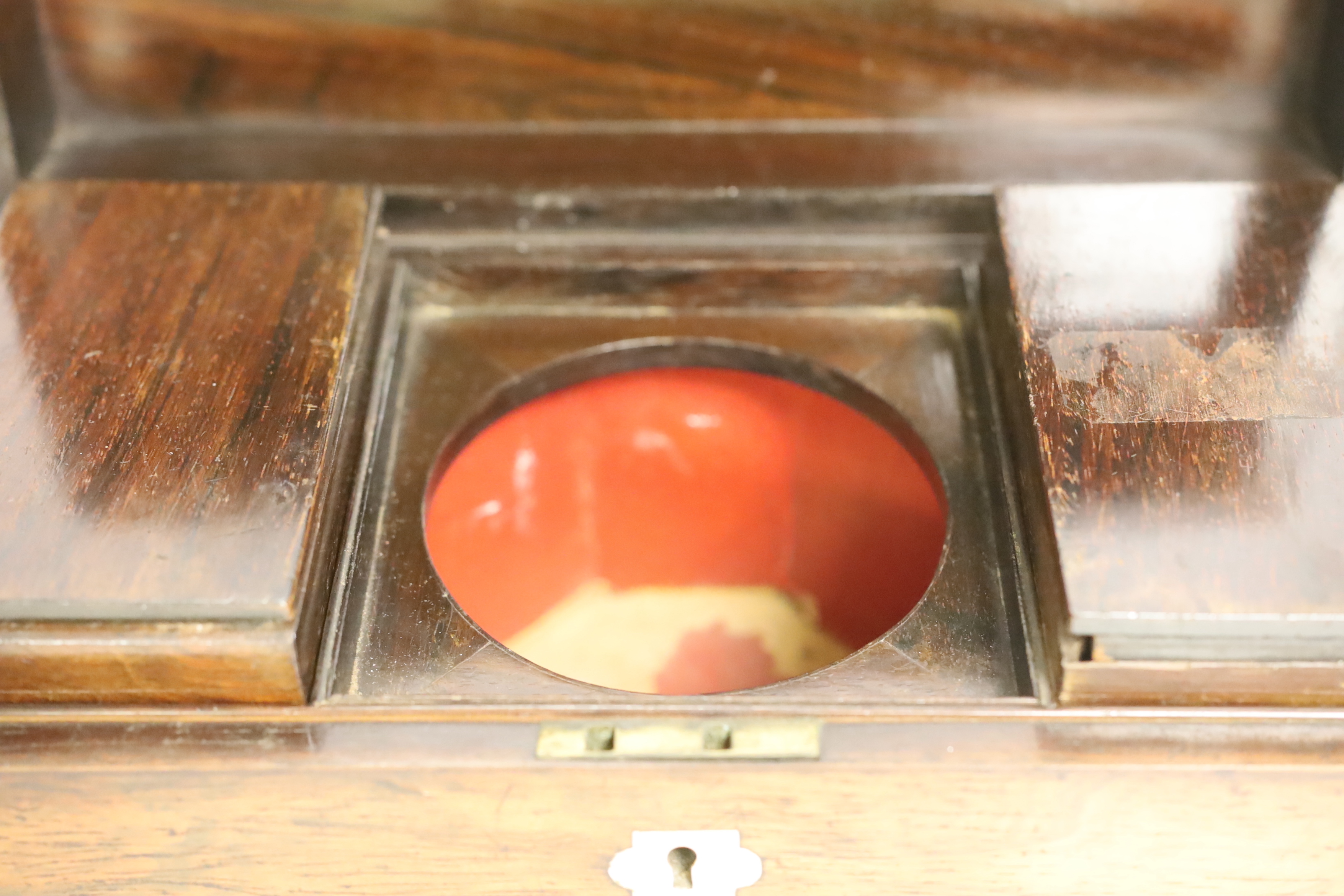 A Victorian rosewood sarcophagus shaped tea caddy with mother of pearl escutcheon, 33.5cm wide